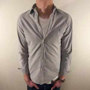 Grå Ralph Lauren skjorta - Nu säljer vi ännu en fet polo skjorta som passar till alla tillställningar och skjortan är i mycket bra skick! Du ska kunna uttrycka stil utan att det kostar för mycket!🕺🍾💼🤩  Storlek👔: S Nypris💰:  ca 1499kr
