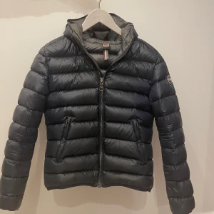 Colmar Jacka Storlek 42 - Colmar jacka i färgen mörkblå bra skick, köptes förra vintern. Storlek 42 i italiensk storlek motsvarar S ungefär i svenska storlekar. Har ett litet hål på vänster arm som syns på bild 4. Kontakta vid frågor