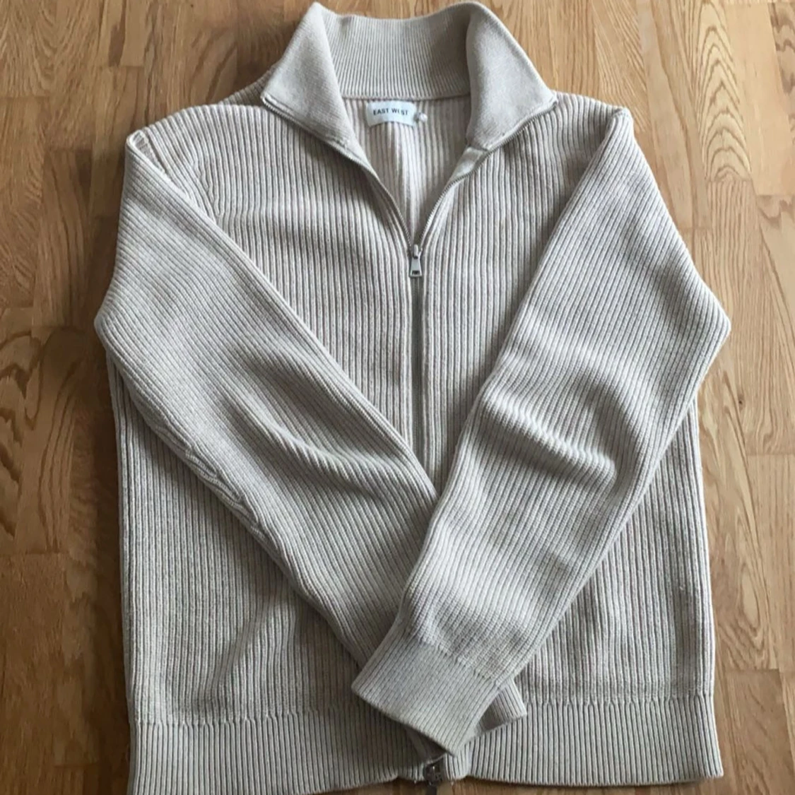 Beige ribbad tröja från East West