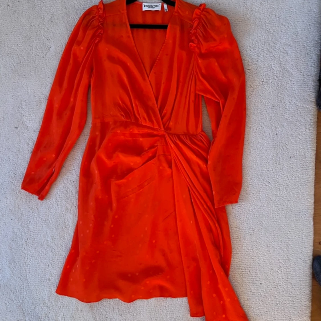 Orangeröd omlottklänning från Essentiel Antwerp. - 1