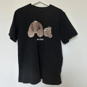  t-shirt från Palm Angels -  t-shirt från Palm Angels. Köpt för ca ett år sedan, nypris nu ligger på  2700kr. Gott använt skick. 