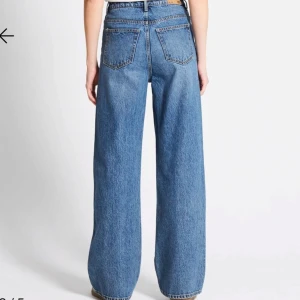 Blå jeans - Blå jeans med hög midja och raka ben