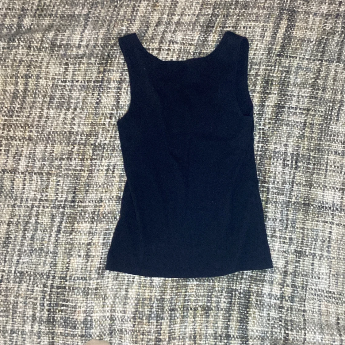 Svart linne med blått mönster - 1