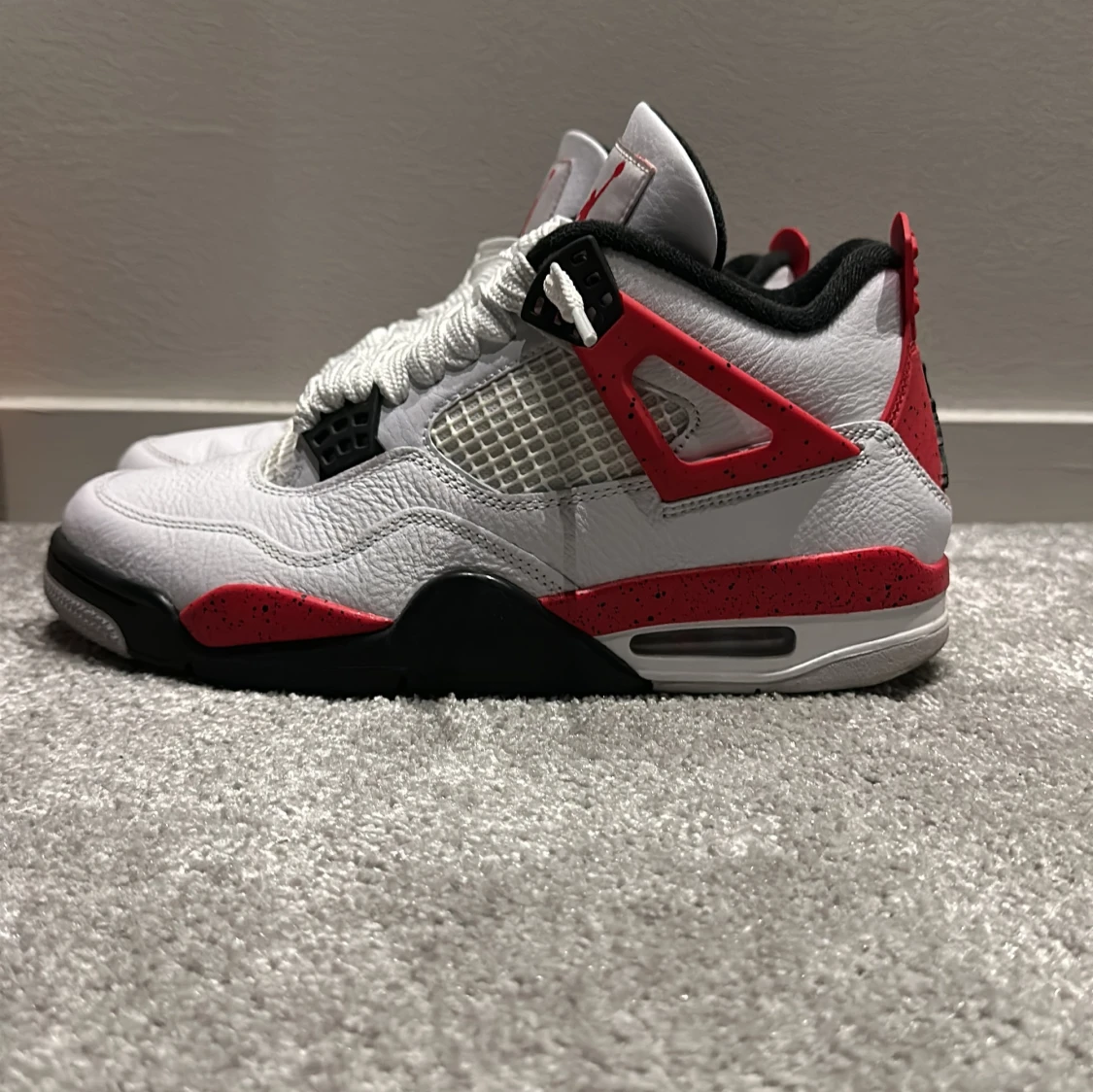 Nike Air Jordans i vitt och rött - 2