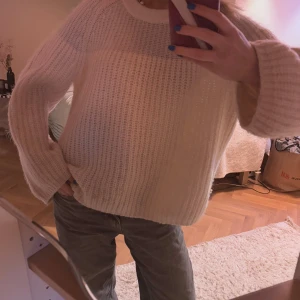 Vit stickad ARKET tröja - Fin trendig stickad ARKET tröja dom passar bra nu på vintern med jeans men också på sommarn med shorts eller kjol