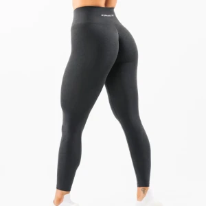 Tights från Alphalete - Säljer min fina tights från Alphalete i strl M. Modellen heter Amplify och är en sjukt stretchig modell med scrunch som formar rumpan snyggt!🍑✨ Använda men fortfarande i väldigt bra skick!🩶