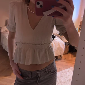Söt ljusgrön blus  - Säljer en söt ljusgrön blus från pull and bear. Storleken är i small❤️ 