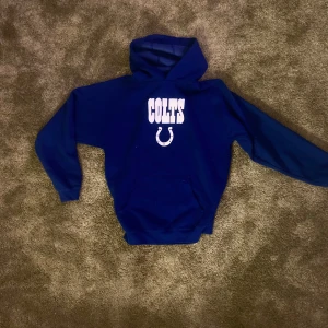 Blå Colts hoodie från reebok - Säljer en blå Colts hoodie från Reebok:)
