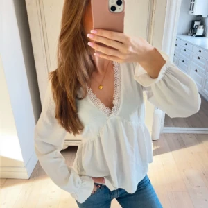 Vit blus med spets - Supersöt v-ringad blus i mycket bra skick! 