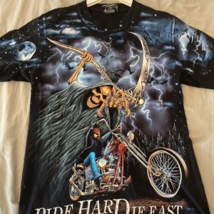 Tshirt med tryck  - Snygg alt tshirt i jättebra skick. Söm på tvären av trycket som var så när jag köpte den, köpt på Beyond retro 