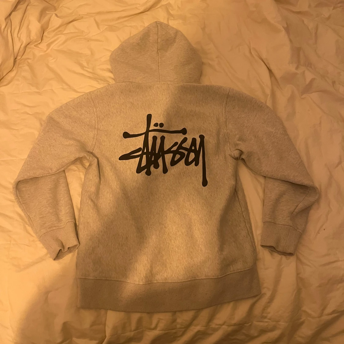 Grå hoodie från Stüssy - 1