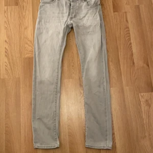 Grå jeans - Gråa jeans från ett italienskt märke i bra skick. Storlek 31/32