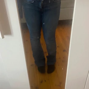 Låga jeans från Zara - ‼️skriv för bättre bilder‼️Snygga jeans från zara, längre och mer bootcut än vad det ser ut på bilden! (Har vikt upp dom) Pris kan diskuteras  Lågmidjat Blå Stockholmsstil 