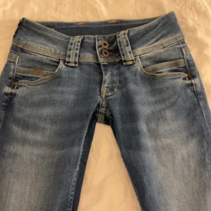 Pepe jeans med bootcut - Snygga lågmifjade blå Pepe jeans med bootcut! De va köpta för 1100 kr från början och är i gott skick! Midjemått:24 innerbenslängd:30