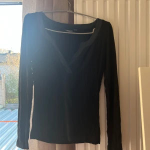 V-ringad top - En så snygg v-ringad vintage top i stl XS som tyvärr inte kommer till användning. Köparen står för frakten! Pris kan diskuteras💖