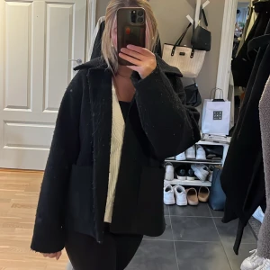 Kort svart kappa - Superfin kappa ifrån Monki. Bra skick