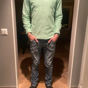 Grön skjorta från Ralph Lauren - Snygg grön skjorta från Ralph Lauren. Perfekt för en stilren look. Den är i Storlek S. Inga byten. Skjortan är i fint skick. Modellen är 177 och väger 64. Pris 550. Hör av dig vid minsta funderingar😀