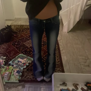Bootcut low waist jeans Weekday - Snygga blåa och vita jeans. Perfekta för en stilren look med en touch av retro. Passar bra till både sneakers och klackar. Endast använda få gånger