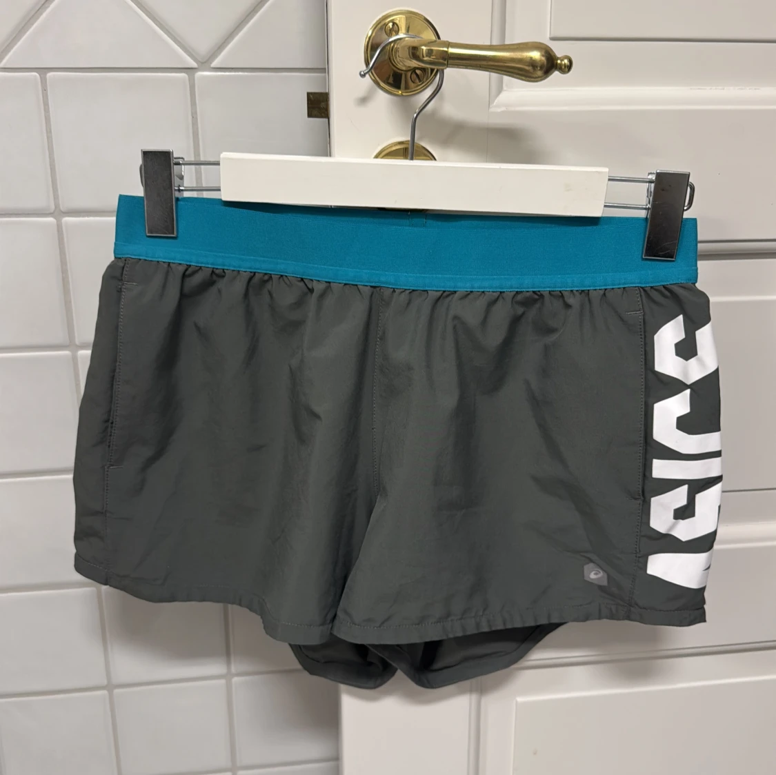 Grå träningsshorts från Asics