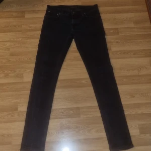 Nudie jeans - Tja. Säljer dessa skit feta svarta nudie jeans i stl W31 L34. De är i dunder bra skick. Ny pris: 1699 mitt pris: 449