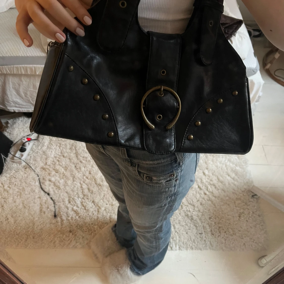 Svart axelväska med detaljer - 1