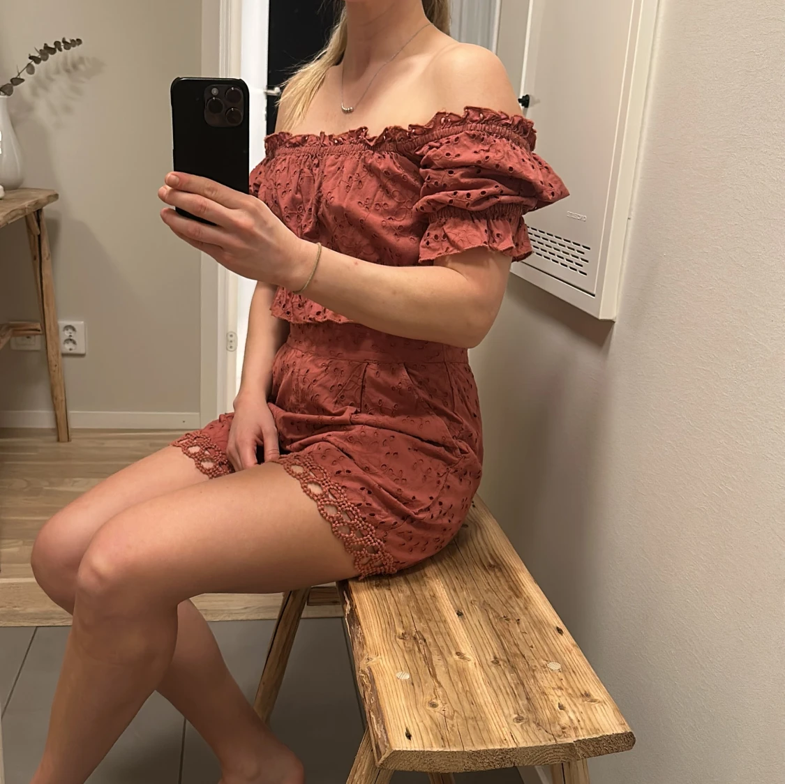 Rostfärgat set med fina detaljer  