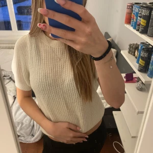 Vit stickad kortärmad tröja - Säljer en stilren vit stickad tröja med korta ärmar. Perfekt för en avslappnad look. Tröjan har en rund halsringning och är gjord i ett mjukt material som känns skönt mot huden. Från vero moda.