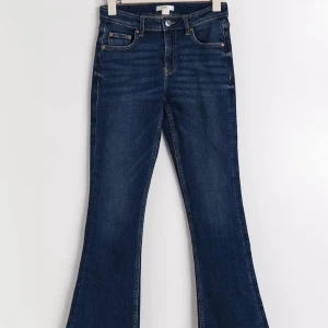 Mörkblå bootcut Jeans - Bootcut jeans Från Gina tricot Young, säljer då de tyvärr blivit försmå 💙