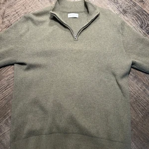 These glory days tröja - Säljer denna riktigt snygga tröja som passar till mycket, skjorta eller en T-shirt. Bra skick men litet ställe där en tråd sticker upp. Nypris:1099kr