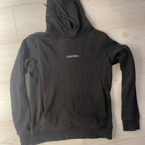 Svart hoodie från Calvin Klein - Säljer en  svart hoodie från Calvin Klein. Inte alls än vänd mycket! Säljer för 300! Pris går såklart diskutera! 