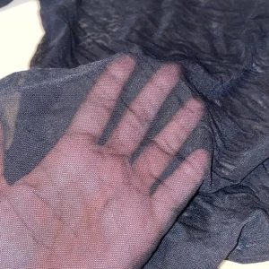 Svart meshtopp - Mesh topp med långärmade ärmar. Toppen är genomskinlig och har en tight passform.