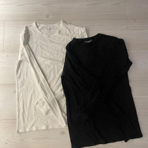 Svart och vit långärmad tröja från Tommy Hilfiger - Två  långärmade tröjor från Tommy Hilfiger i svart och vit. Aldrig använda och säljer nu för 250!