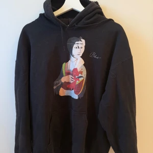 Hoodie med tryck  - Stl L. Designad av en vän till mig. Trycket är sjukt bra, inga sprickor eller liknande.