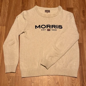 Beige Morris Tröja - Riktigt fet tröja skick 6,5/10. Är igentligen L men sitter som S/M. Lite nopprig. Priset är diskuterbart 😁 Ställ gärna frågor!