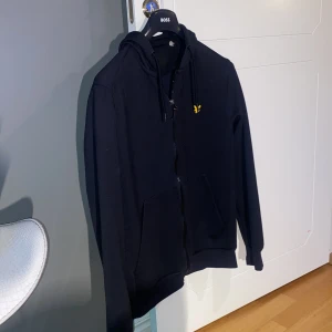 Lyle&scott - Säljer denna fina tröja från lyle&scott då den inte kommer till användning. Inga defekter och allmänt fin tröja som passar till allt