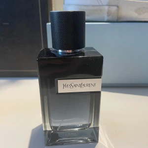 Yves Saint Laurent Eau de Parfum - Säljer en elegant Yves Saint Laurent Eau de Parfum. Flaskan rymmer 100 ml och ca 5 ml har användts skickar med original box. 