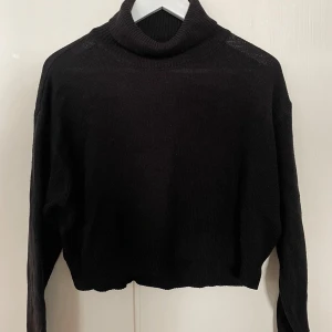 Svart stickad polotröja - Säljer en svart stickad polotröja från H&M. Perfekt för höst och vinter! 🖤