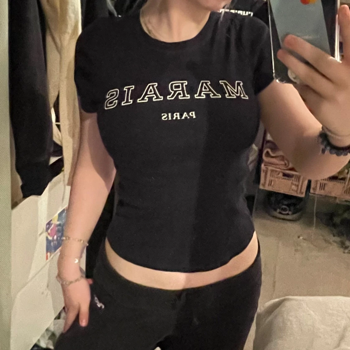 Marinblå t shirt med texten 'Marais Paris' - 90