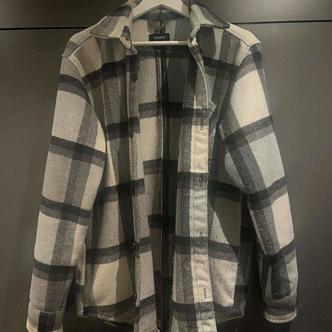 Svartvit rutig overshirt från Pull&Bear - 90