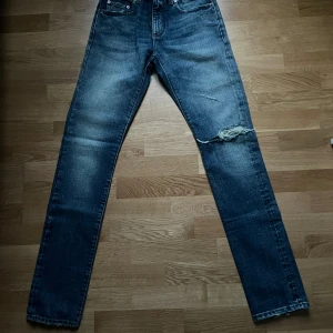 Saint Laurent Paris hedi slimane - YSL jeans frn hedi slimsne era low waist D02 2015, jävligt fetta använt 2 ggr som nya. Kommer med ysl dust bag.🐍