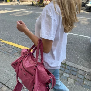 Rosa balenciaga city bag - Säljer min älskade balenciaga city bag då den inte kommer till användning längre!! Skriv vid frågor eller fler bilder💝Köpt på vestire collective så äkthetkontrollerad!!!