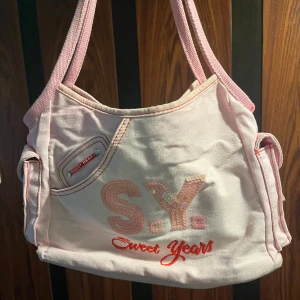 Rosa handväska - Cool och unik handväska med en liten defekt på baksidan (kolla bild 4).🩷🩷