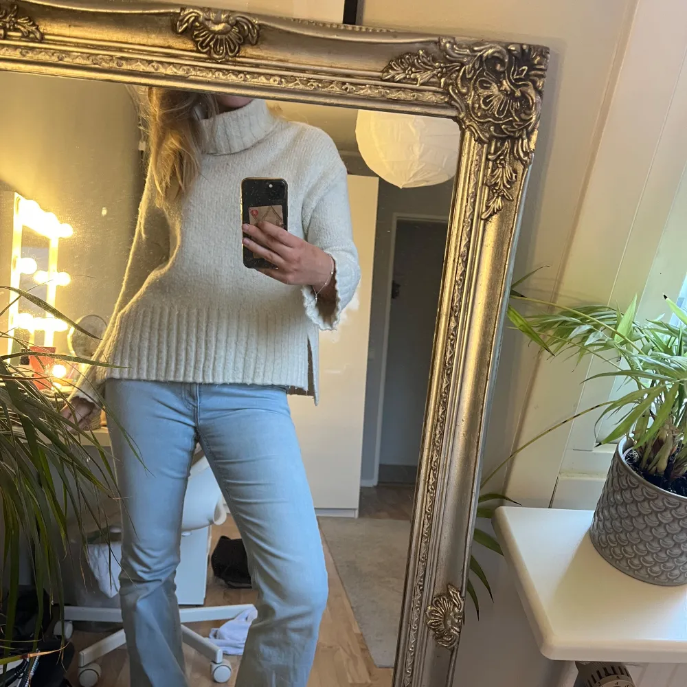 Oversized vit stickad polotröja från H&M i storlek XS. Den är sjukt varm för den har alpaca ull som är mer värmande än vanlig ull. Kom dm för fler bilder eller frågor!💞. Stickat.