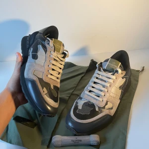 Valentino Rockrunner i camouflage - Säljer ett par snygga Valentino Rockrunner sneakers i camouflage. Mycket bra skick 8/10.     2 dustbag och helt nya snören medföljer. Vid frågor bara skriv🤝
