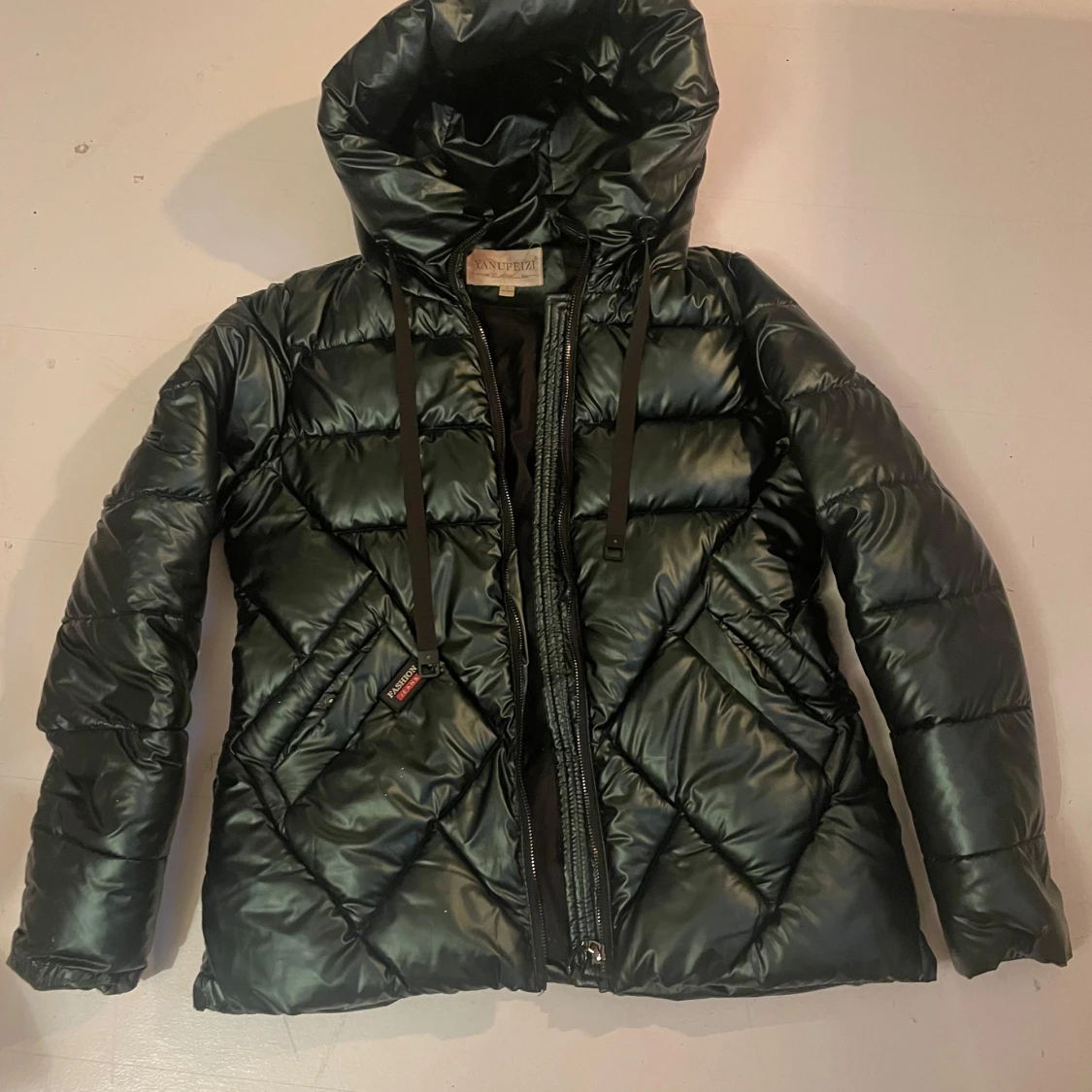 Mörkgrön pufferjacka med huva