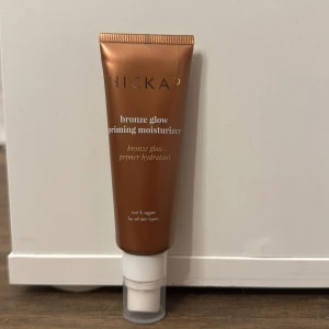 Bronze Glow Priming Moisturizer ( HICKAP) - Jag säljer en jätte fin bronze glow primimg moisturizer från hickup som användts några få tal gånger. Den är 100% vegansk och ger en bronzig färg.🥰🥰 ordinarie pris 299 kr