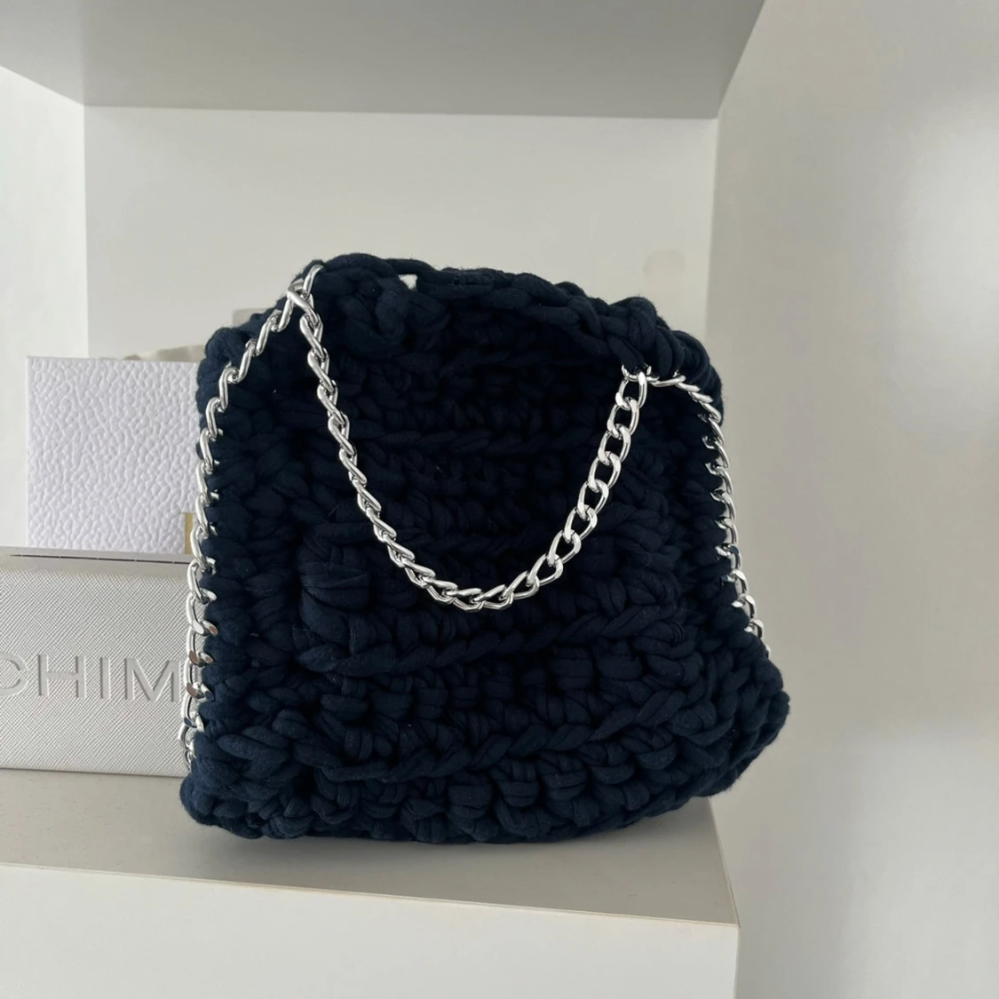 Marinblå virkad väska med silver kedja