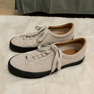 Sneakers från Last Resort AB - Snygga beige sneakers från Last Resort AB med svart sula och klassisk snörning i modellen VM002 Mocka.  Endast använda vid ett tillfälle, så i princip som nya!