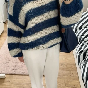 Randig stickad tröja från design by si - Superfin stickad tröja från design by si i blått och vitt. Den har ett randigt mönster och är perfekt för både höst och vinter. Tröjan är aldrig använd och har en skön, oversized passform. Perfekt för att mysa i kalla dagar! 💙🤍 säljer för att ansåg att den var för stor för mig (är 158 och har vanligtvis xxs)                     inte mina bilder!! kan självklart frågas efter egna bilder men eftersom den är för stor så kan det se lite konstigt ut🫶🫶