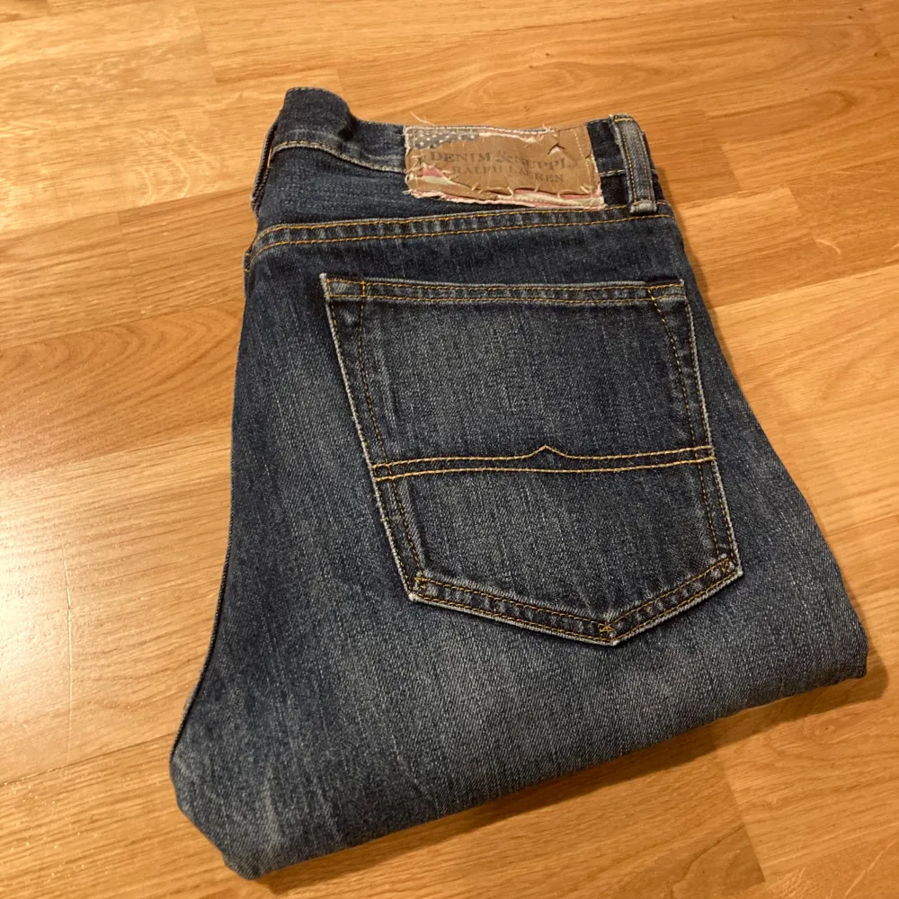 Tjo! Säljer nu dessa as feta Ralph lauren denim & supply jeansen👖 || skick 9/10 || strl W31 L32 || skriv vid funderingar🙌 || pris ej hugget i sten🪨👏. Jeans & Byxor.